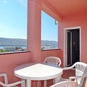 Luce - Family Friendly & Parking Pag Town